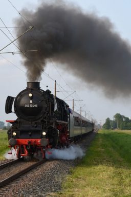 An einem Bahnübergang bei Abelitz zeigte die Maschine eine halbe Stunde später den zahlreichen Zuschauern, was sie kann.